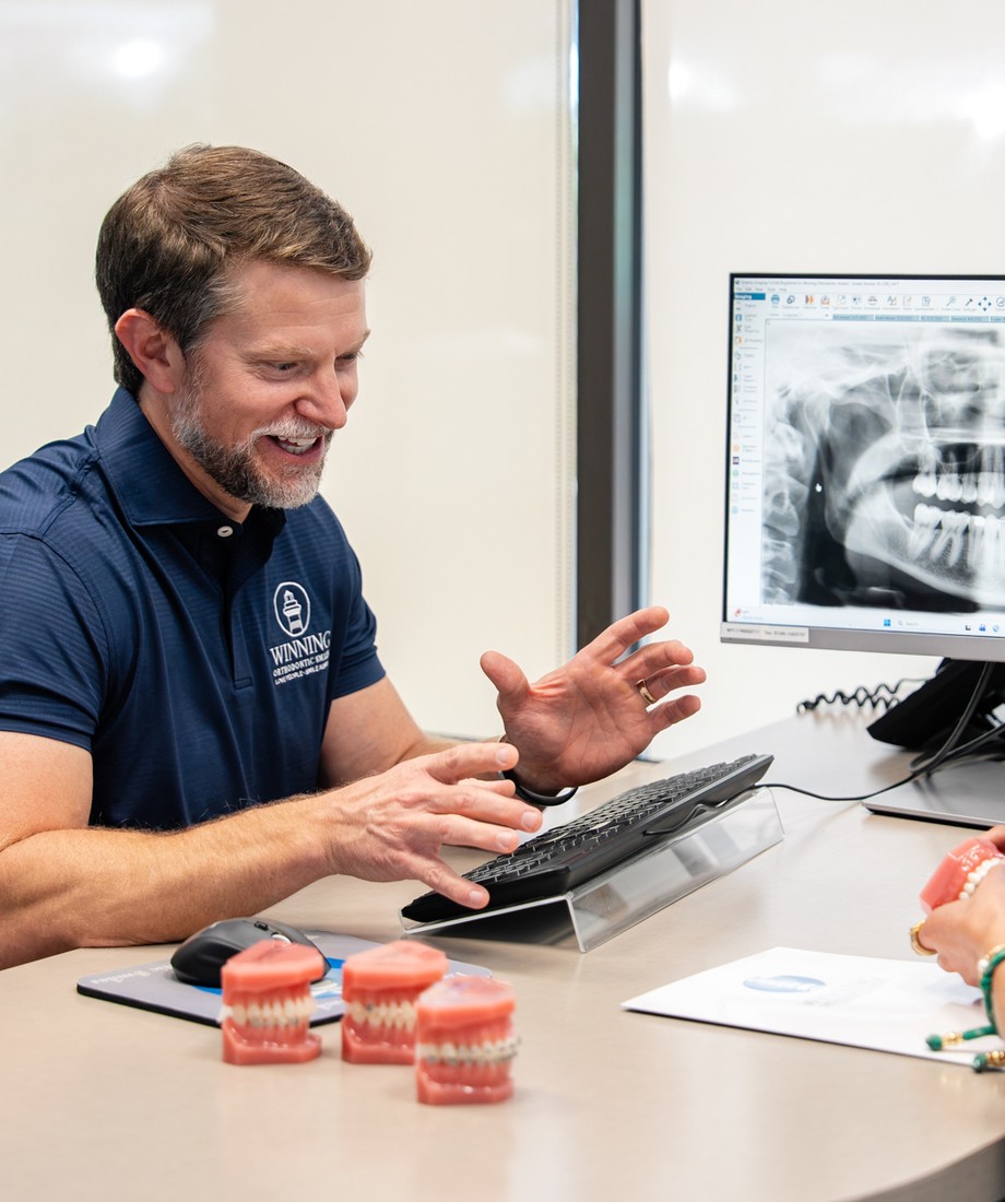 Doctor reviewing an x-ray with a patient during a free consultation
